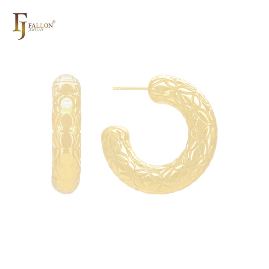 Pendientes tipo aro con forma de C y tubo redondeado con textura de flor marquesa en oro de 14 quilates, oro rosa y oro blanco.