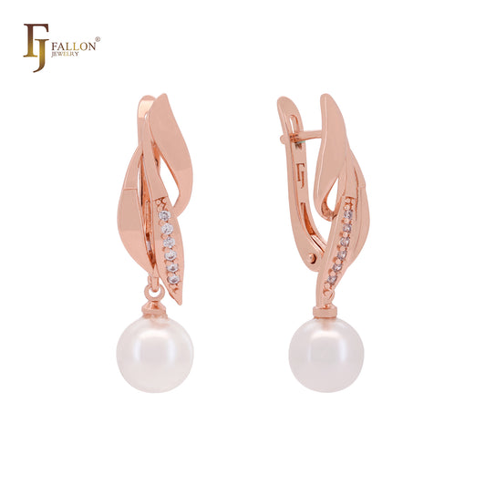 Elegantes pendientes de clip en oro rosa con perla en forma de hoja y circonitas blancas.