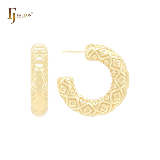 Aretes tipo aro Rombuhs con forma de C, tubo redondo y texturizado cuadrado, en oro de 14 quilates, oro rosa y oro blanco.