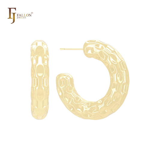 Aretes tipo aro con forma de pepita redondeada y tubo texturizado en forma de C, en oro de 14 quilates, oro rosa y oro blanco.