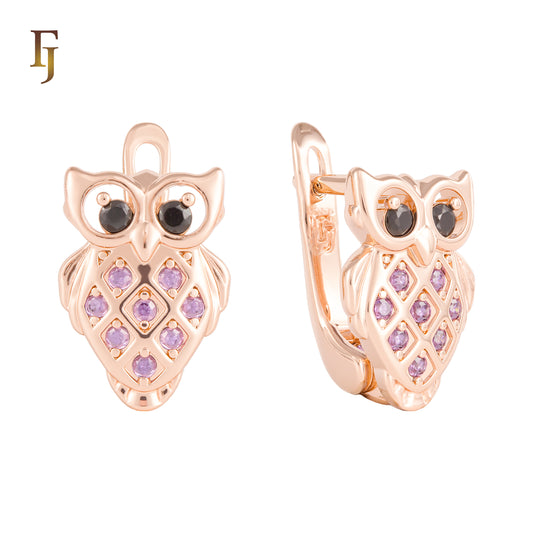 Corujinha com brincos infantis em ouro rosa bicolor preto e roxo