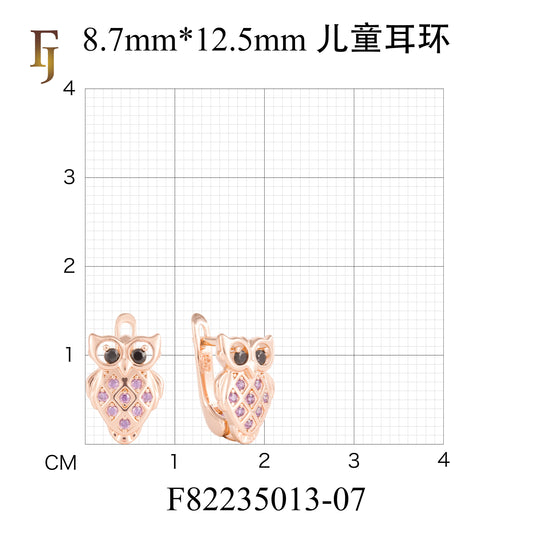 Corujinha com brincos infantis em ouro rosa bicolor preto e roxo
