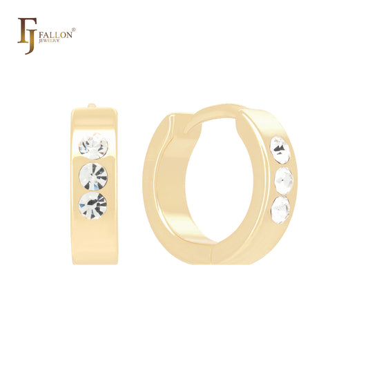 Миниатюрные серьги-хаги из золота 14 карат с тройными круглыми белыми фианитами