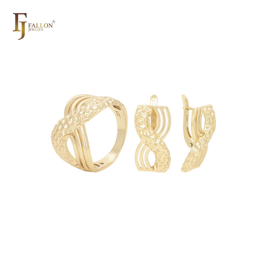 Conjunto de joyas con cruces geométricos entrelazados en oro rosa de 14 quilates y anillos