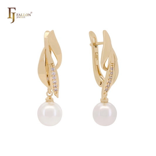 Elegantes pendientes de clip en oro rosa con perla en forma de hoja y circonitas blancas.