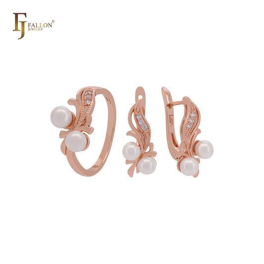 Conjunto de joyas de oro rosa con anillos y perlas dobles sobre una elegante hoja