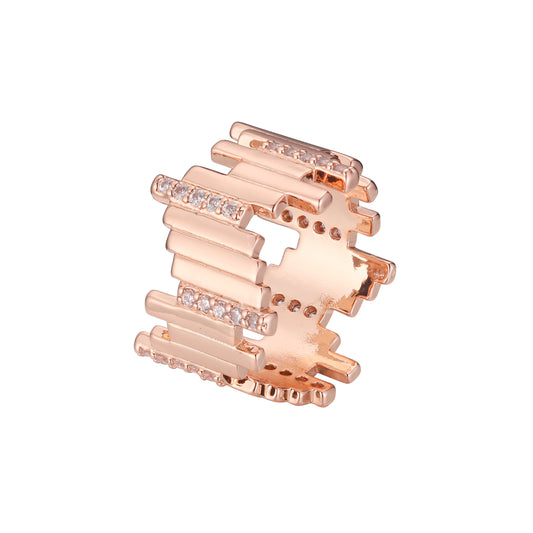 Неравномерно расположенные в шахматном порядке линии размыкают кольца из 14-каратного золота с покрытием из розового золота.