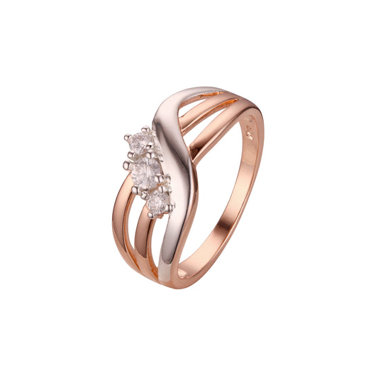 ローズゴールドのツートーンソリティアリングの側面に2つの石が付いています