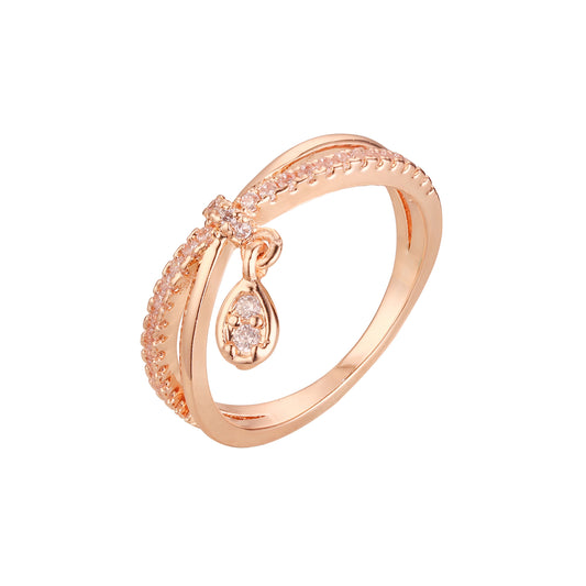 Anillo de boda de oro de 14 quilates y oro rosa con pavé de circonitas.