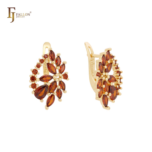 Pendientes con flor de racimo de circonitas rojas en oro de 14 quilates, oro rosa y oro blanco.
