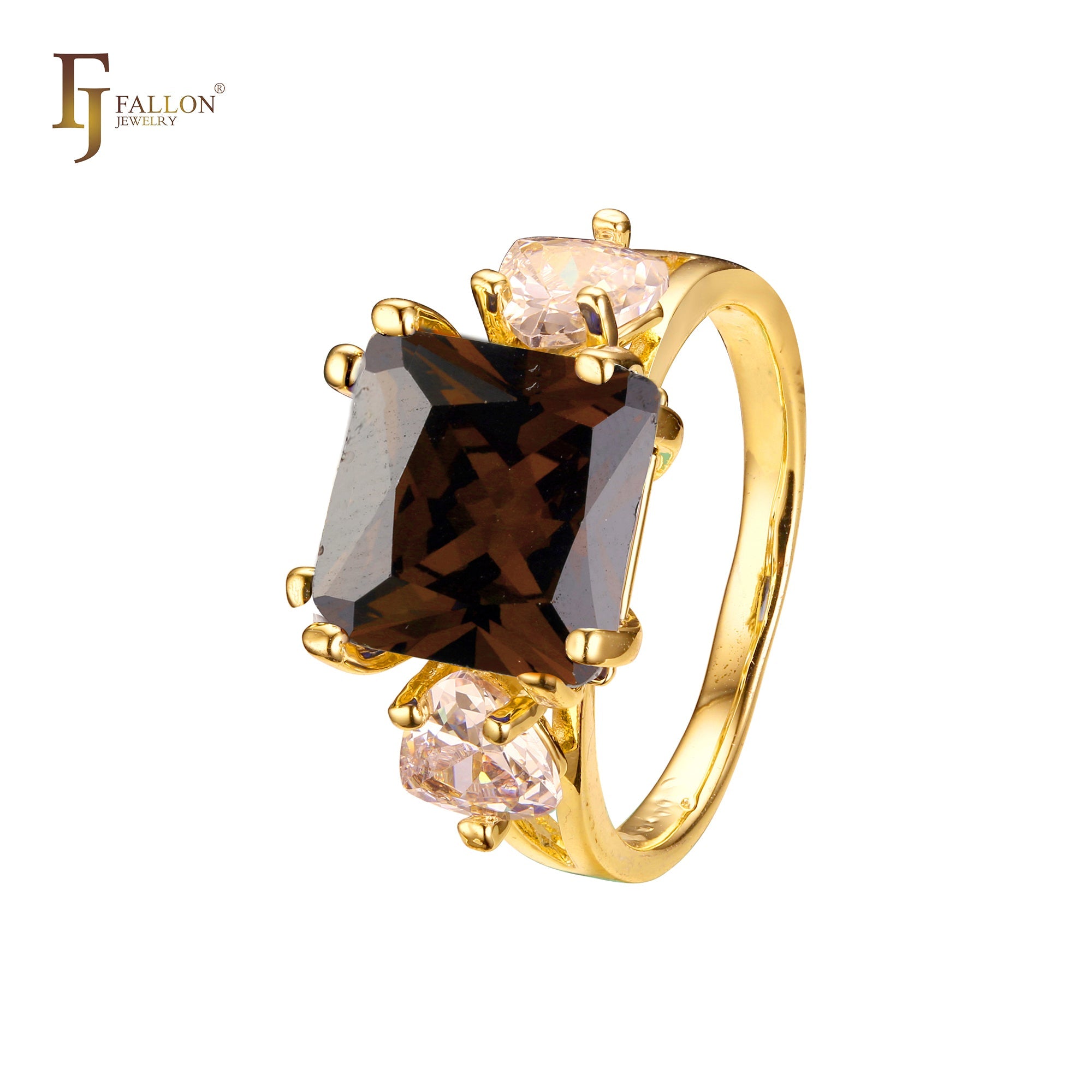 Anillo de compromiso en oro de 14 quilates con solitario de gran corte esmeralda y circonitas cúbicas coloridas en ambos lados, con dos circonitas blancas.