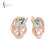 Lujosos pendientes de clip en oro rosa de dos tonos con plumas de pavo real y circonitas cúbicas de colores.