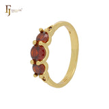 Anillos de compromiso compactos de oro rosa con circonitas rojas escarlatas triples redondeadas