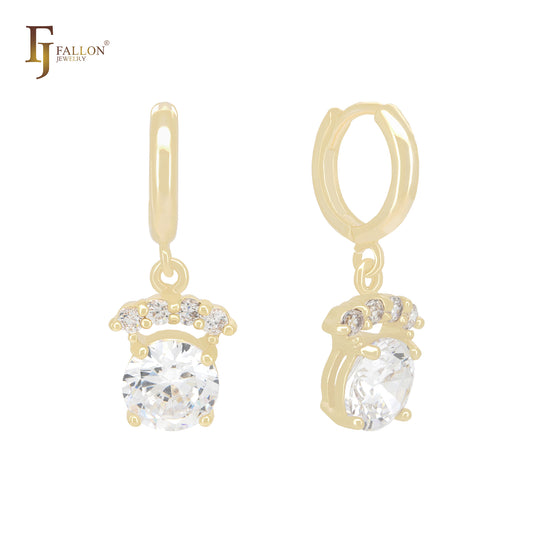 Pendientes Huggie de oro de 14 quilates con circonitas blancas colgantes y grupos de circonitas blancas.