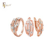 Conjunto de joyas geométricas de oro rosa con anillos y circonitas blancas paralelas
