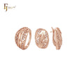 Conjunto de joyas de oro rosa entrelazadas con circonitas blancas y anillos