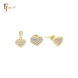 Pequeño conjunto de joyas en oro de 14 quilates con circonitas blancas en forma de corazón, colgante y pendientes tipo botón.