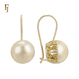 Pendientes de gancho de alambre con forma de linterna de cuentas de Oksana en colores chapados en oro de 14 quilates, oro de 18 quilates y oro rosa.