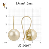 Pendientes de gancho de alambre con forma de linterna de cuentas de Oksana en colores chapados en oro de 14 quilates, oro de 18 quilates y oro rosa.