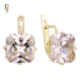El tesoro de Ashlee: aretes de oro rosa de 14 quilates con circonitas cúbicas de colores y corte esmeralda en solitario.
