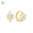 Pendientes Huggie de oro de 14 quilates con triple circonita blanca en forma de abanico