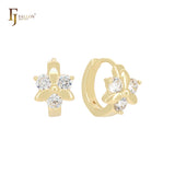 Pendientes Huggie de oro de 14 quilates con triple circonita blanca en forma de abanico