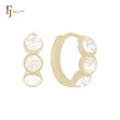 Pendientes Huggie de oro de 14 quilates con circonitas blancas triples redondeadas
