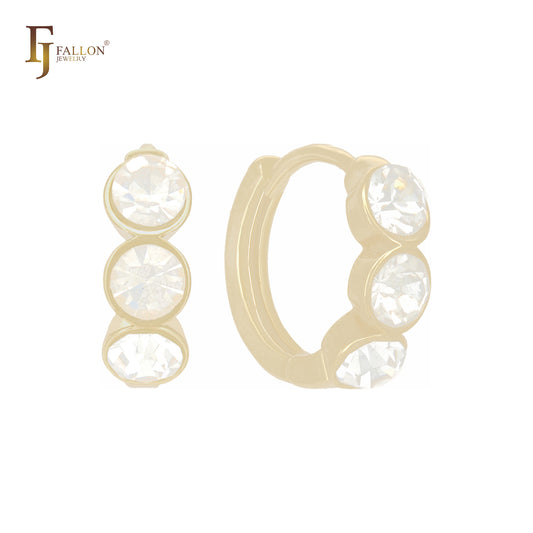 Pendientes Huggie de oro de 14 quilates con circonitas blancas triples redondeadas