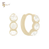 Pendientes Huggie de oro de 14 quilates con circonitas blancas triples redondeadas
