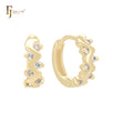Pendientes Huggie de oro de 14 quilates con circonitas blancas en forma de zigzag