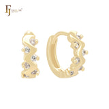 Pendientes Huggie de oro de 14 quilates con circonitas blancas en forma de zigzag