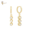 Pendientes Huggie de oro de 14 quilates con triple circonita blanca