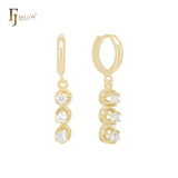 Pendientes Huggie de oro de 14 quilates con triple circonita blanca