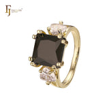 Anillo de compromiso en oro de 14 quilates con solitario de gran corte esmeralda y circonitas cúbicas coloridas en ambos lados, con dos circonitas blancas.