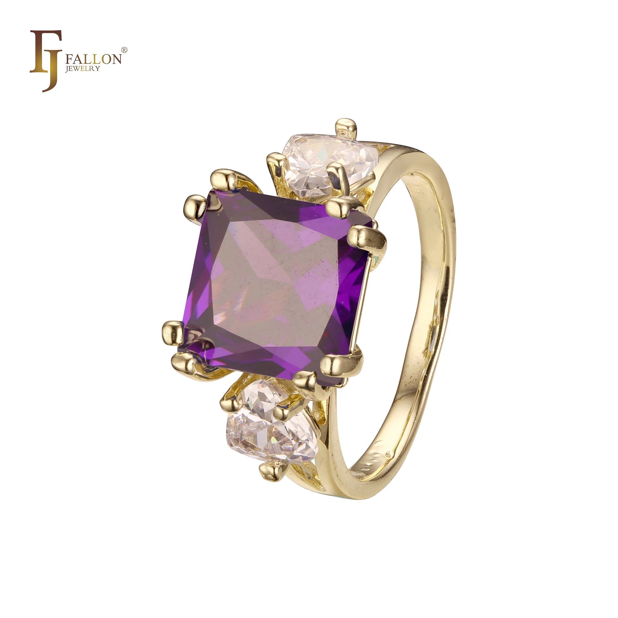 Anillo de compromiso en oro de 14 quilates con solitario de gran corte esmeralda y circonitas cúbicas coloridas en ambos lados, con dos circonitas blancas.