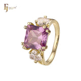 Anillo de compromiso en oro de 14 quilates con solitario de gran corte esmeralda y circonitas cúbicas coloridas en ambos lados, con dos circonitas blancas.