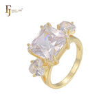 Anillo de compromiso en oro de 14 quilates con solitario de gran corte esmeralda y circonitas cúbicas coloridas en ambos lados, con dos circonitas blancas.