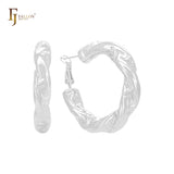 Aros de oro de 14 quilates, oro rosa y oro blanco con forma de llave griega irregular y tubo retorcido.