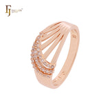 Anillos de moda en oro rosa con capas triples de circonitas blancas entrelazadas y mil cintas.