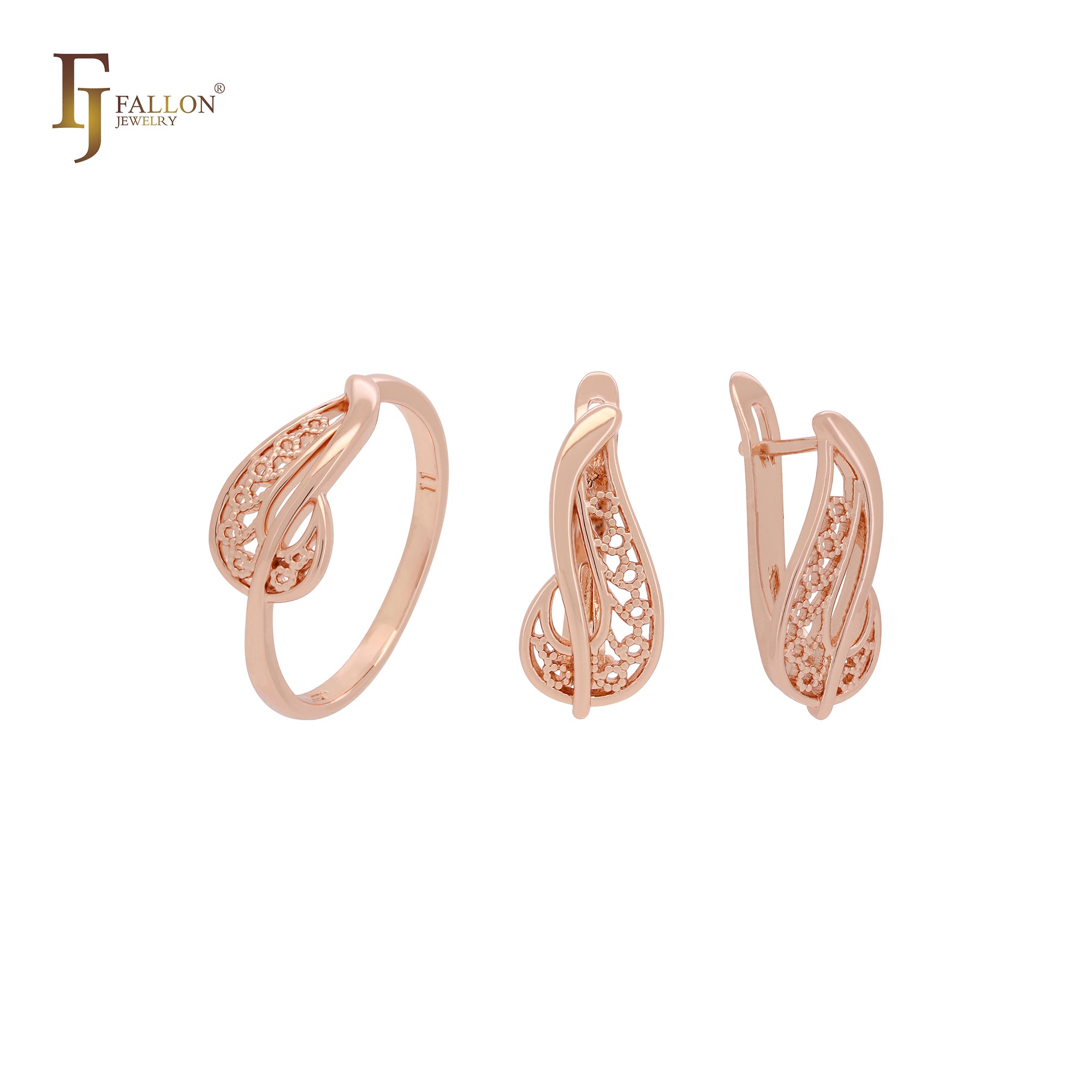 Conjunto de joyería minimalista con hojas de filigrana en oro rosa y anillos.