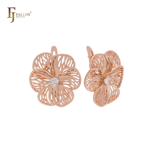 Elegantes y lujosos pendientes de clip en oro rosa con una gran flor de alambre y circonitas blancas.