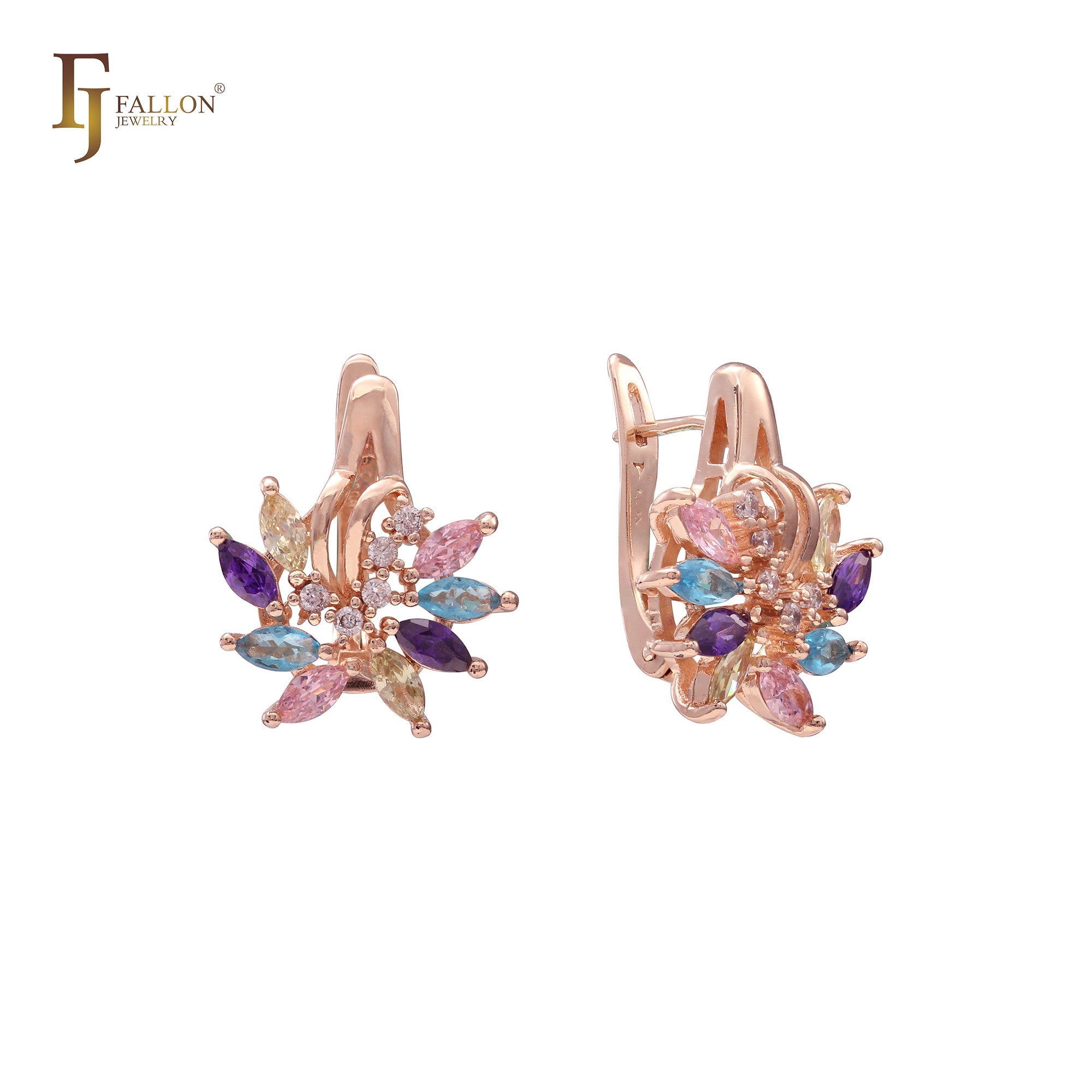 Pendientes con circonitas blancas y flores brillantes en racimo
