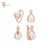 Conjunto de joyería minimalista en oro rosa de dos tonos con perla y circonitas blancas, anillos y colgante.