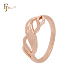 Anillos de moda de oro rosa brillante entrelazados con filigrana ondulada