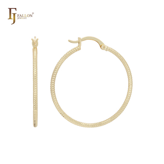 Elegantes aretes de aro de oro de 14 quilates con textura de hueso de serpiente y minimalismo