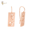 Pendientes de gancho de alambre de oro rosa con textura de lirio y libélula