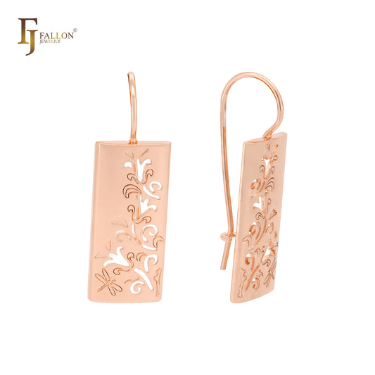 Pendientes de gancho de alambre de oro rosa con textura de lirio y libélula