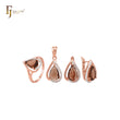 Conjunto de joyas de oro rosa de dos tonos con anillos y colgante, solitario de café en forma de pera y circonitas blancas.