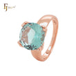 Anillos de compromiso de oro rosa con circonita cúbica verde manzana, elegantes y minimalistas, con solitario redondeado y garras.