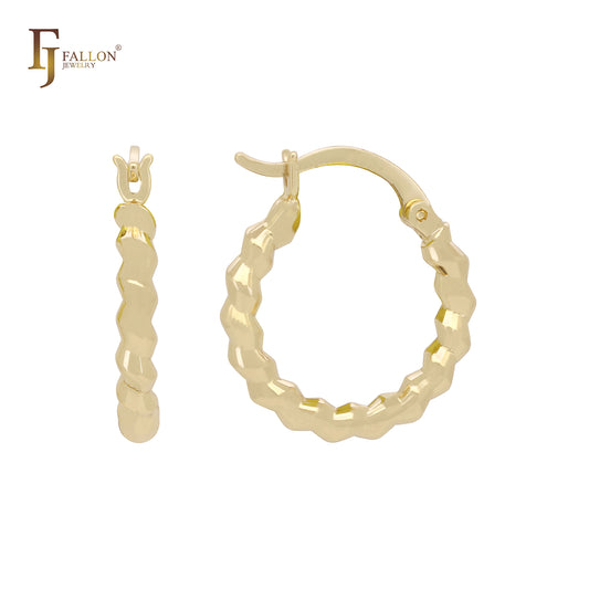 Elegantes aretes de aro minimalistas con textura de cuerda y bordes redondeados en oro rosa de 14 quilates.